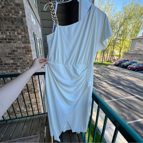 ๐ Guess White One-Shoulder Chain Detail Asymmetric Dress Greek-Inspired Style 14 - Picture 12 of 15